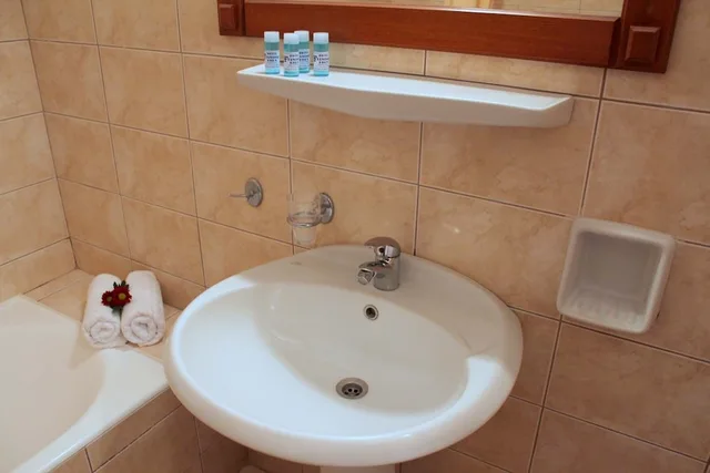 غرفة بسرير مزدوج أو سريرين منفصلين بإطلالة على المسبح، Famissi Eden Hotel 2/2