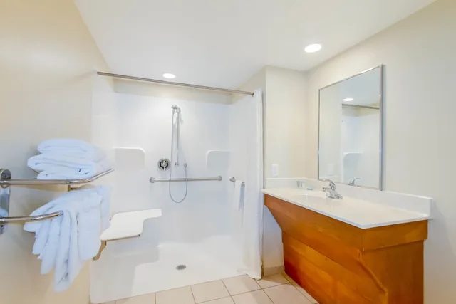 Deluxe, Single, King Bed, Beach View, Sofa, Beachside Resort 1/1