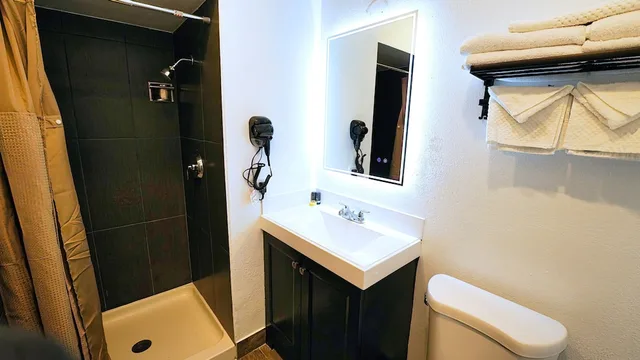 Renovated, 2 Queen Beds، Seaside Inn & Suites 4/6