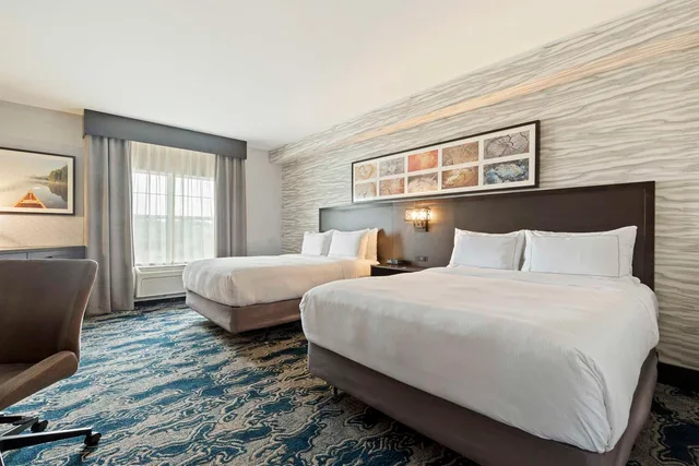 غرفة بسريرين كوين بحوض استحمام لذوي الإعاقة، Doubletree By Hilton Front Royal Blue Ridge Shadows 1/1