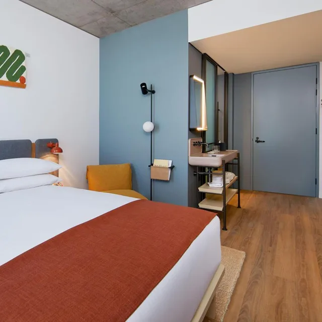 غرفة بسرير كينج وسرير كوين، Moxy Sydney Airport 2/10