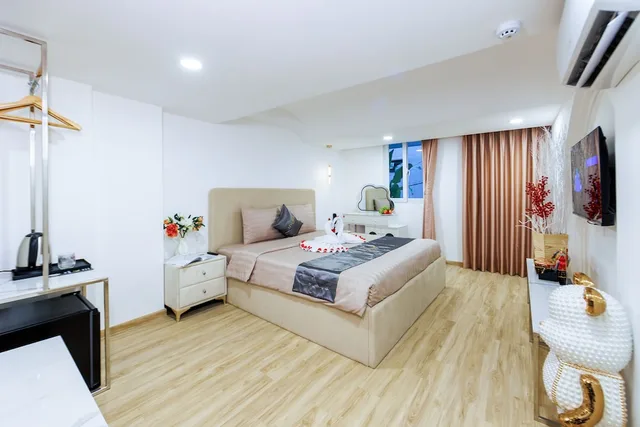 غرفة فاخرة بسرير كوين بإطلالة على المدينة بشرفة، Le Vu Hotel 2/5