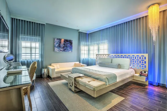 Gold, Studio, Suite, Queen Bed, Dream South Beach by Hyatt 1/6