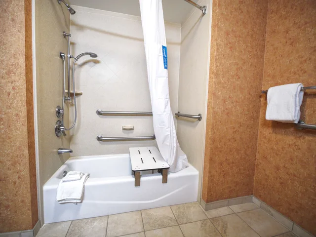 غرفة بسرير كينج بحوض استحمام لذوي الإعاقة، Hampton Inn Suites Elk City Ok 2/2