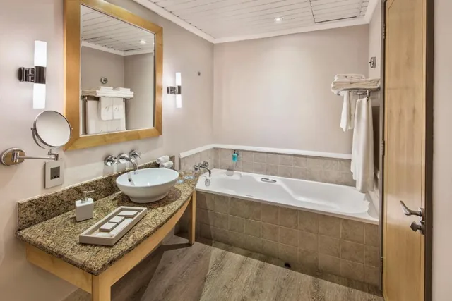 جناح جونيور، Le Suffren Hotel and Marina 5/5