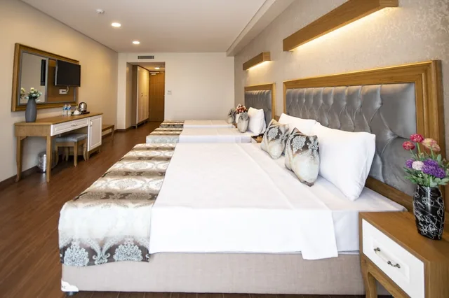 Room, Quadruple, Double and Twin Beds, Eliza Hotel 4/10