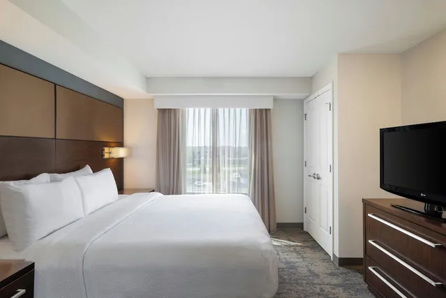 جناح بسرير كينج بغرفة نوم واحدة مع أريكة، RESIDENCE INN CHAMPAIGN 1/5