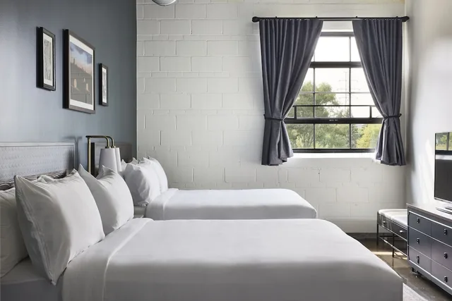 جناح فاخر بسرير كينج وسريرين كوين مع أريكة، The Confluence Hotel 1/3