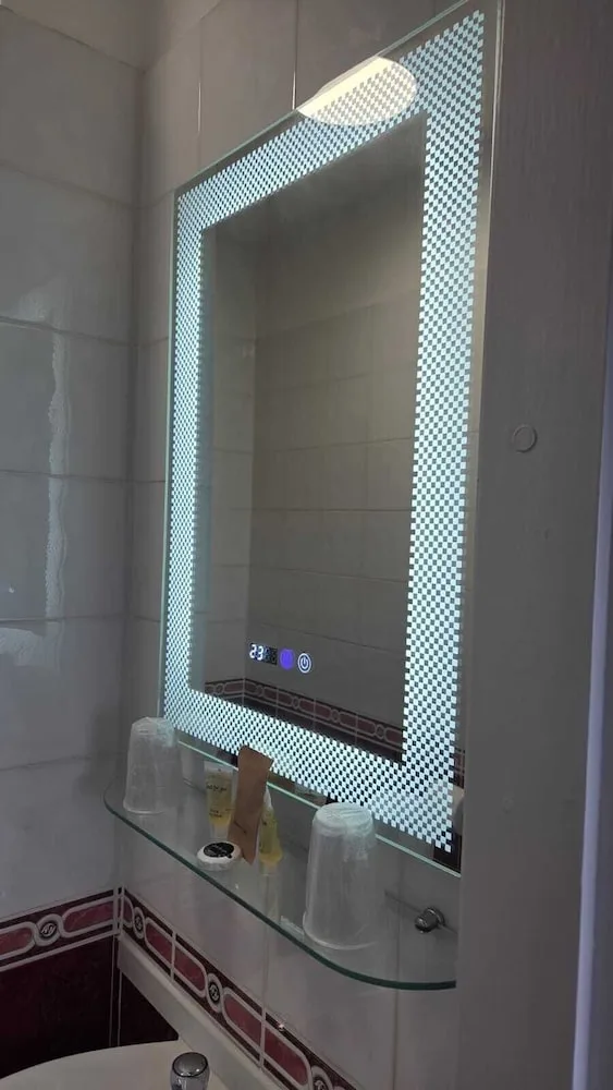 غرفة عائلية رباعية بسرير مزدوج وسريرين منفصلين، Devonshire House Hotel 4/4