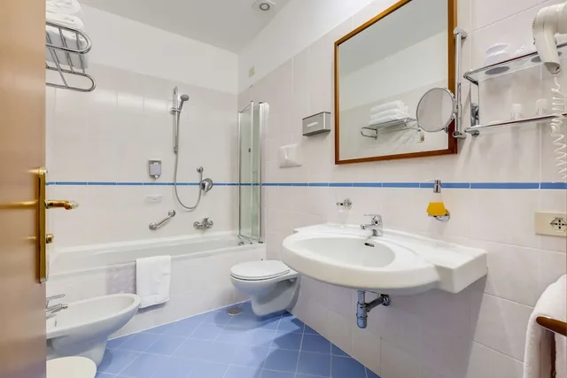 غرفة كلاسيكية بسرير كوين وسرير فردي بإطلالة على البحر بشرفة، Best Western Hotel La Solara 7/9