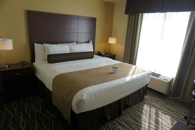 جناح بسرير كينج مع أريكة، Cobblestone Hotel & Suites - Chippewa Falls 1/2