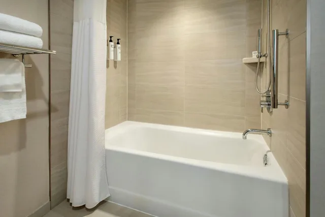 Room, Queen Bed, Water View، Newport Marriott Hotel and Spa 4/9