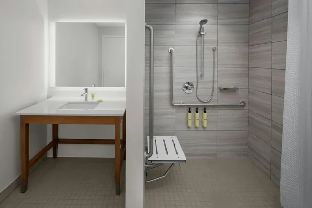 غرفة بسرير كينج، Element by Westin Calgary Downtown 14/16