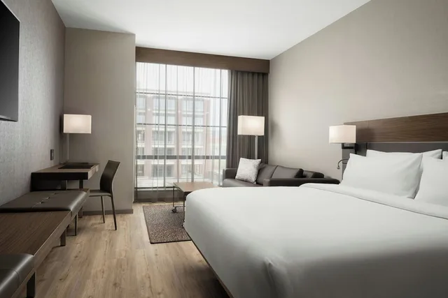 غرفة بسرير كينج لذوي الإعاقة، AC Hotel by Marriott Dayton 2/4
