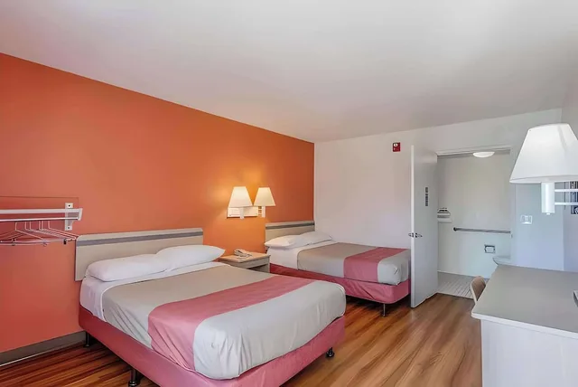 غرفة قياسية بسريرين مزدوجين، Motel6 Modesto, CA 1/4