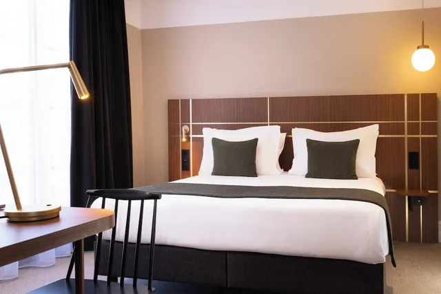Standard, Single, Queen Bed, Le Colombier 1/10