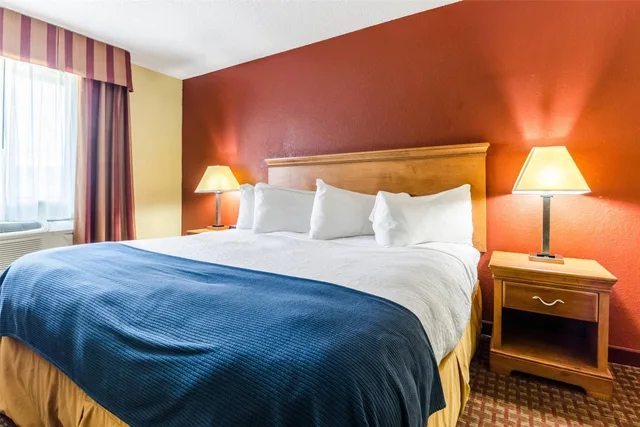 غرفة بسرير كينج للمدخنين، Rodeway Inn & Suites Jacksonville Near Camp Lejeune 1/1