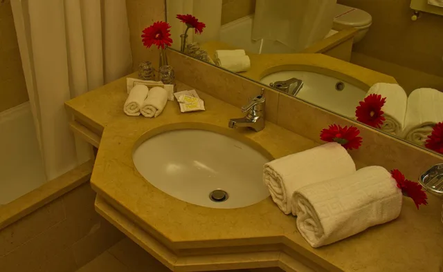 غرفة ثلاثية، Consolata Hotel 2/4