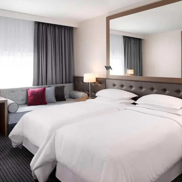 غرفة كلوب بسريرين منفصلين مع دخول صالة النادي، Sheraton Heathrow Hotel 1/8