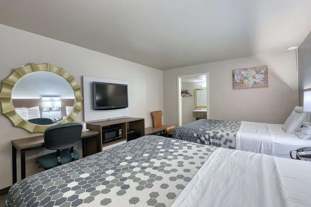 غرفة بسريرين كوين، Econo Lodge Neenah 7/9