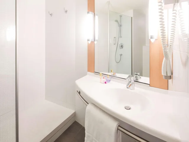 غرفة بسرير مزدوج مع سرير إضافي، Ibis Barcelona Santa Coloma 3/3