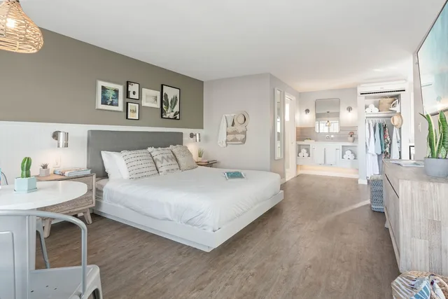 Room, King Bed, Ocean View, Balcony, Sea Sprite Hotel 1/8