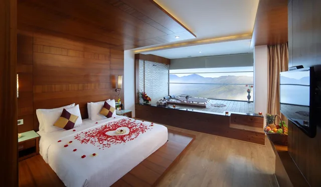 جناح شهر العسل بجاكوزي، Amber Dale Luxury Hotel and Spa, Munnar (ex PLUM JUDY - THE LEISURE HOTEL) 3/10