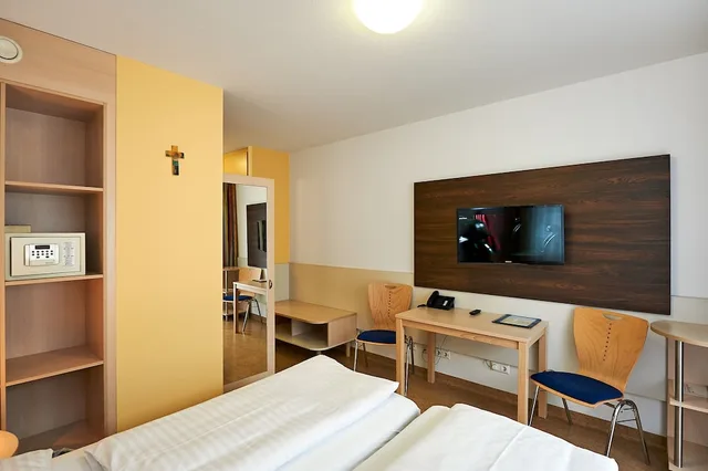 غرفة ديلوكس بسريرين منفصلين بإطلالة على الفناء، Kolping Wien Zentral Hotel 6/10