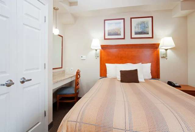 1 Bedroom, Suite, Queen Bed, Living and Dining Areas, Kitchen، Candlewood Suites Jacksonville 2/5