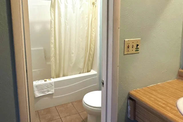 غرفة بسرير كينج للمدخنين، Gray Plaza Motel Benton Rend Lake I-57 9/10