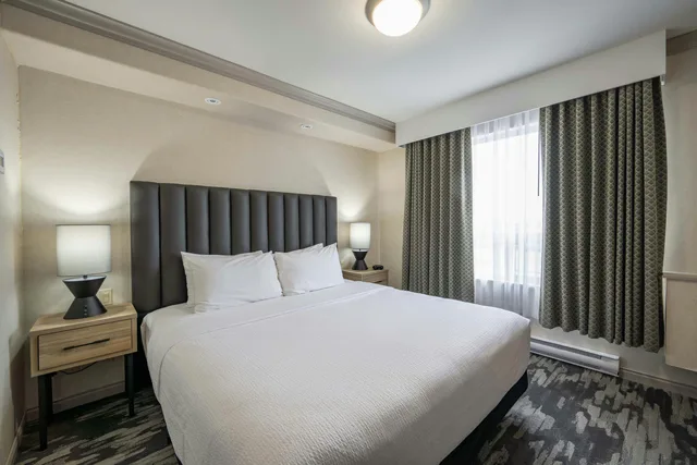 جناح بسرير كينج مع أريكة بمطبخ صغير، Sandman Hotel & Suites Winnipeg Airport 3/6