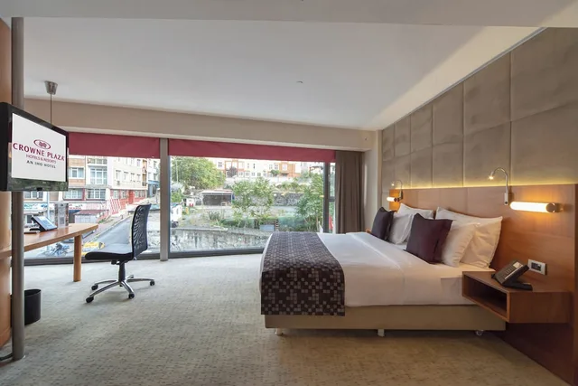 غرفة بريميوم بسرير كينج مع دخول صالة النادي، Crowne Plaza Istanbul Harbiye Hotel 3/8