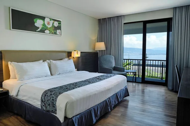 غرفة بريميير بإطلالة على البحر بشرفة، Estrella Hotel & Conference (ex Aston Luwuk) 1/3