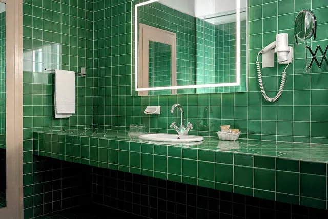 جناح بسرير كوين، Hotel Roma 3/4