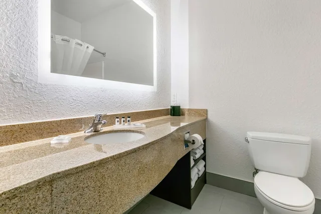 جناح بسريرين كوين مع أريكة، Clarion Pointe Columbus-Bradley Park 3/3