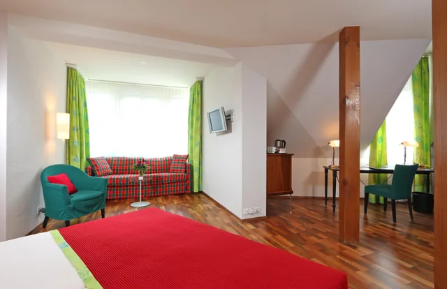 جناح جونيور، WALDSTAETTERHOF 4/6