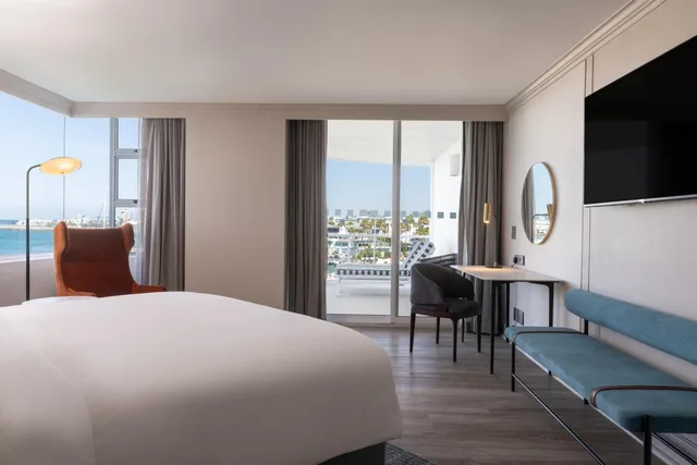 Collection, Premium, Marina View, Balcony، Radisson Collection Hotel, Waterfront Cape Town 2/6