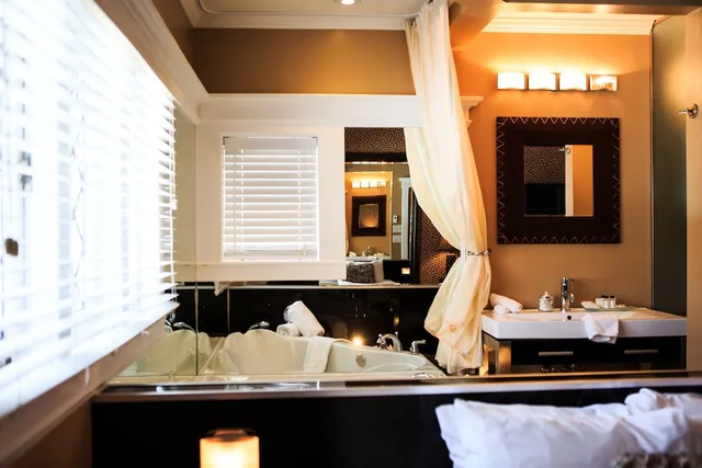 جناح بسرير كوين، Leaside Manor By The Leaside Group 2/5
