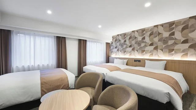 غرفة ديلوكس ثلاثية بسريرين مزدوجين مع سرير سحّاب إضافي للمدخنين، Daiwa Roynet Hotel 1/2