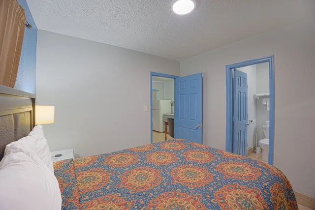 غرفة بسرير كوين بمطبخ صغير، Aladdin Motel By OYO Merritt Island 1/9