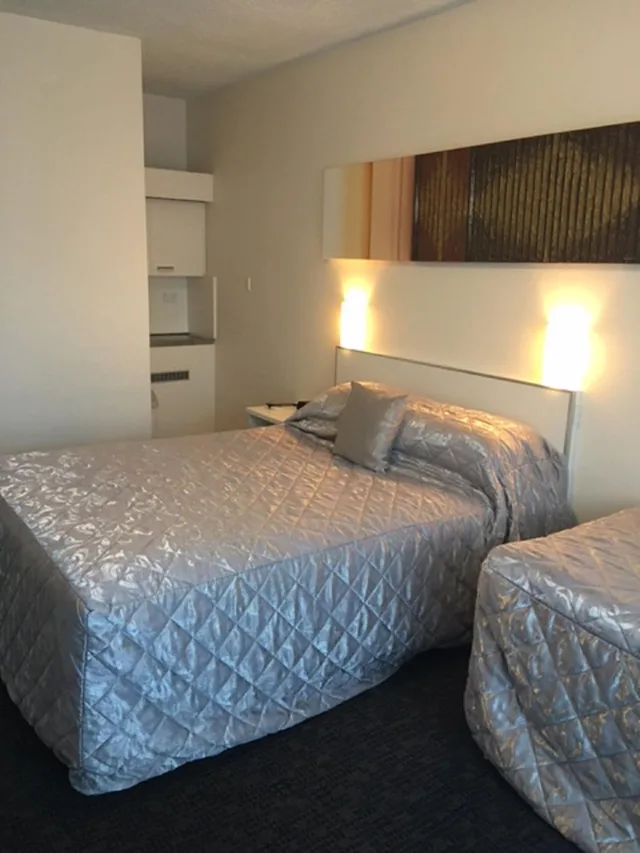غرفة بسرير مزدوج وسرير فردي، CRONULLA MOTOR INN 1/3