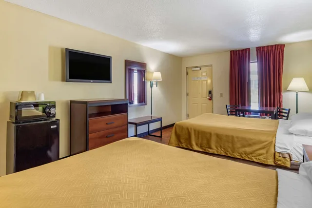 غرفة قياسية بسريرين مزدوجين، Econo Lodge Fayetteville, NC 2/4