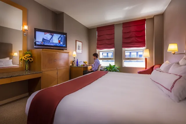 Classic, King Bed, Hotel Giraffe 3/4