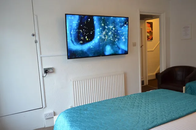 Room, King Bed, Queen Bed, Large, Motel Schmotel 3/5