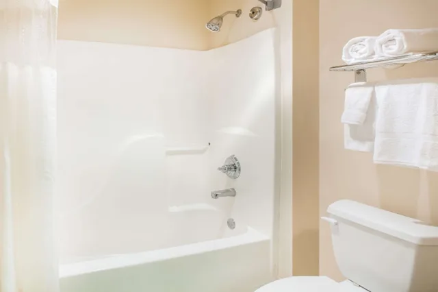 غرفة بسريرين كوين يُسمح فيها بالحيوانات الأليفة، Baymont By Wyndham Hot Springs 2/2