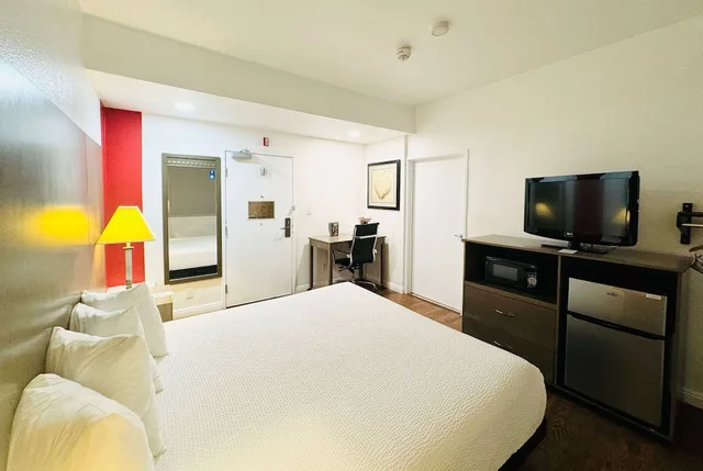 غرفة بسرير كينج لذوي الإعاقة، Ramada by Wyndham San Diego Airport 2/7
