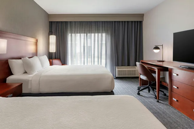 room, 2 queen beds, Courtyard Pittsburgh Airport 1/9