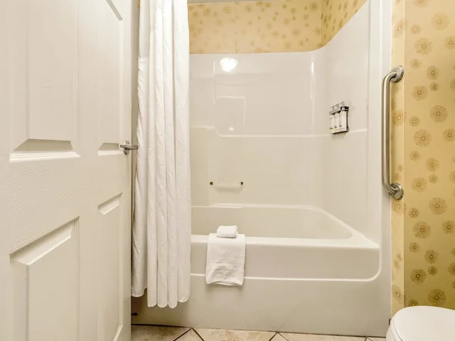 جناح بسريرين كوين بغرفة نوم واحدة مع أريكة، HOLIDAY INN LETHBRIDGE 7/8