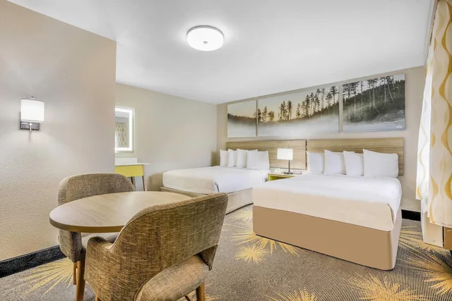 غرفة بسرير كوين وسرير مزدوج، Days Inn by Wyndham Cortez 9/10