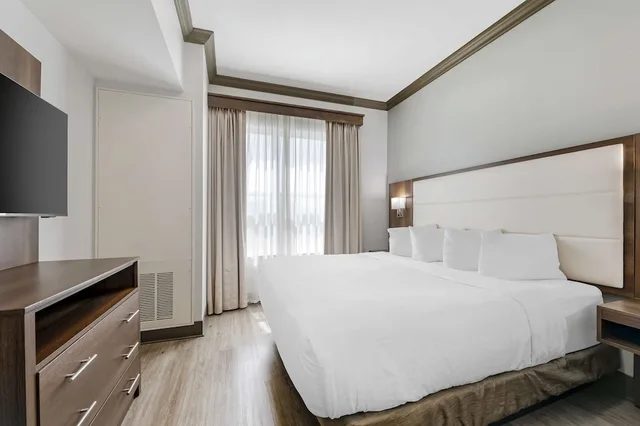 غرفة بسرير كينج مع أريكة، Best Western Plus First Coast Inn & Suites 2/8